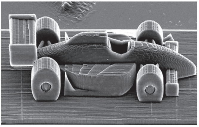 (ENEM 2020) Pesquisadores da Universidade de Tecnologia de Viena, na Áustria, produziram miniaturas de objetos em impressoras 3D de alta precisão. Ao serem ativadas, tais impressoras lançam feixes de laser sobre um tipo de resina, esculpindo o objeto desejado. O produto final da impressão é uma escultura microscópica de três dimensões, como visto na imagem ampliada.